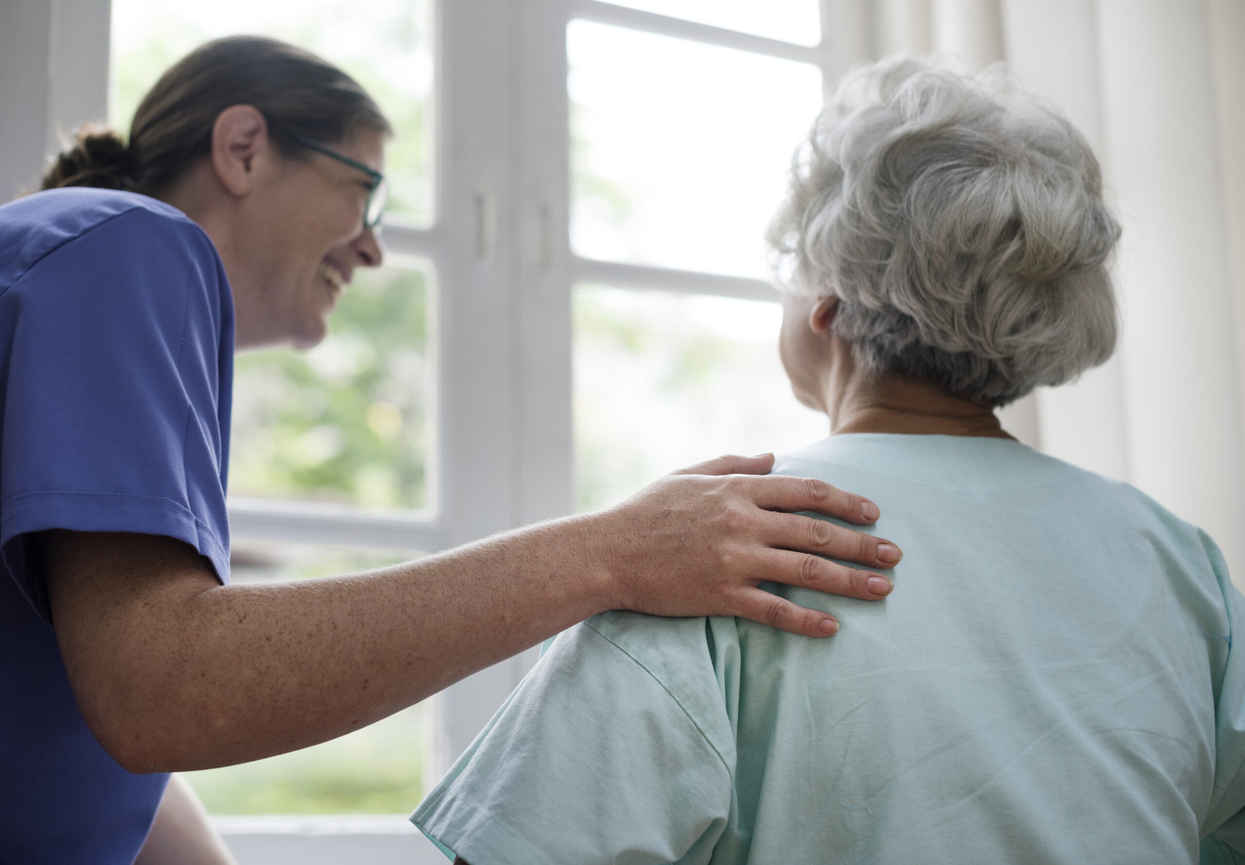 Enfermera cuida a mujer anciana